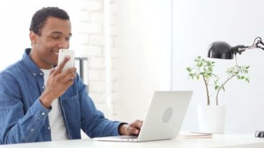 Afro-Amerikan Smartphone üzerinde tartışırken telefonda konuşan adam