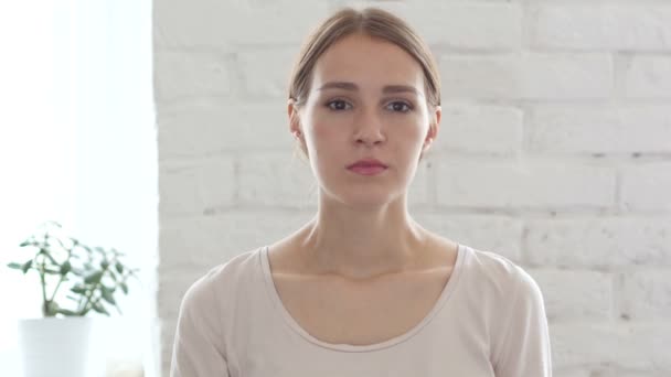 Depresif güzel genç kadın hatasından jesti — Stok video