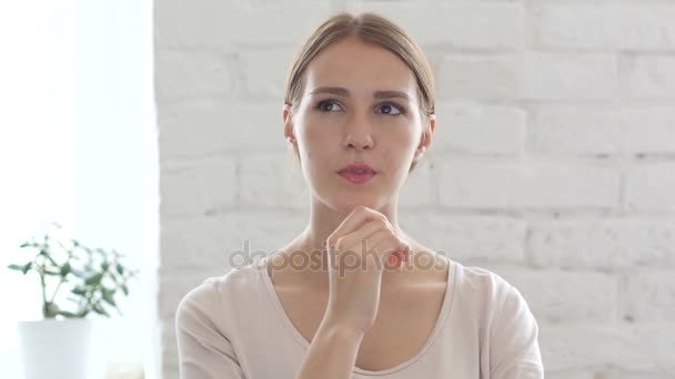 Pensive belle jeune femme pensant au travail, remue-méninges — Video