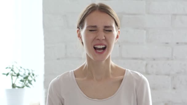 Kiabált az őrült gyönyörű fiatal nő, a munka — Stock videók