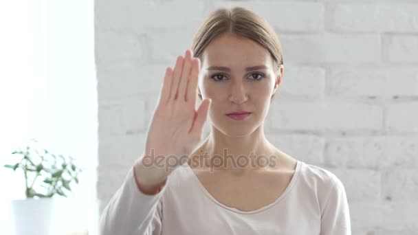 Stopbord met Hand door mooie jonge vrouw — Stockvideo