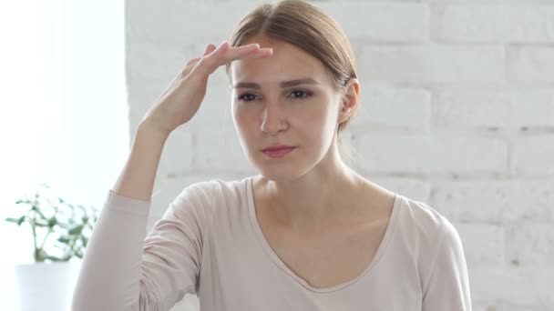 Zoeken op gebaar door mooie jonge vrouw — Stockvideo