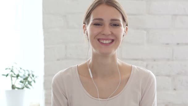 Video Chat via Webcam por Mulher Jovem Bonita — Vídeo de Stock