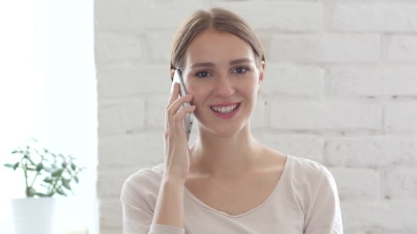 年轻漂亮的女人谈电话，智能手机 — 图库视频影像