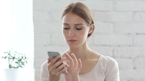 Hermosa mujer joven que utiliza Internet en el teléfono inteligente, Aplicaciones — Vídeos de Stock