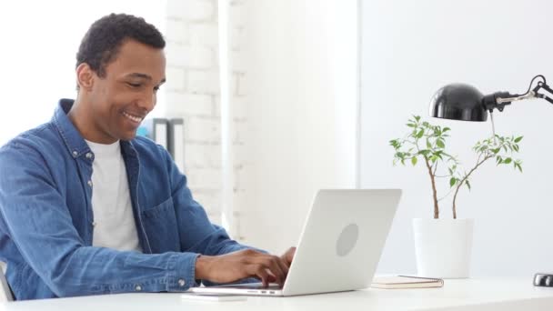 Homem Afro-Americano Comemorando Sucesso e Realização — Vídeo de Stock