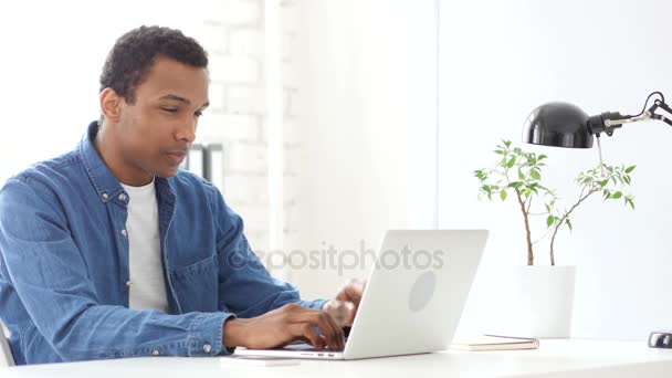 Hombre afroamericano Pensando y trabajando en su oficina — Vídeo de stock