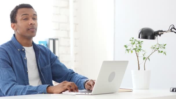 Hombre Afro-Americano Esperando en el Trabajo para Cliente Tarde — Vídeos de Stock