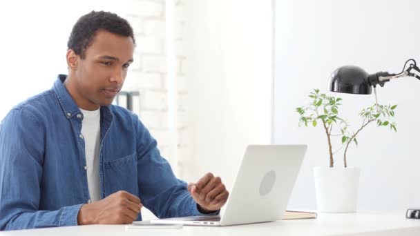 Afro-American Man acceptera Deal, skaka huvudet för att komma överens — Stockvideo