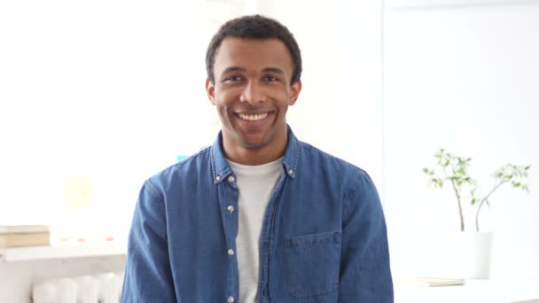 Gülümseyen genç Afro-Amerikan adam portresi — Stok video
