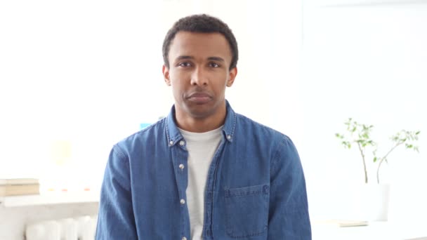 Hombre afro-americano triste, retrato — Vídeos de Stock