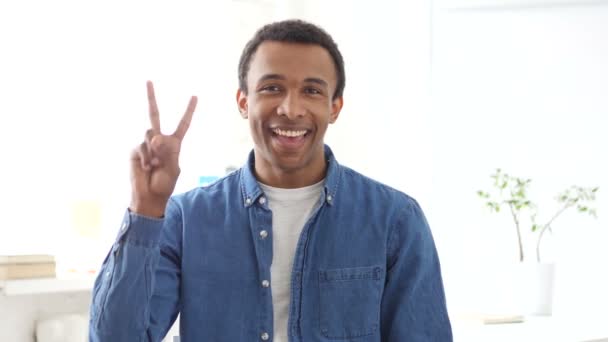 胜利的手势，由年轻的黑人男子，肖像 — 图库视频影像
