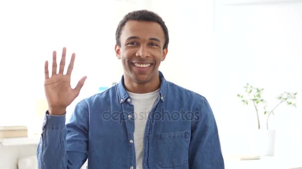 Hallo door jonge Afro-Amerikaanse Man, zwaaien Hand — Stockvideo