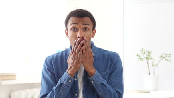 ショック、意気消沈したアフリカ系アメリカ人男性の肖像画 — ストック動画