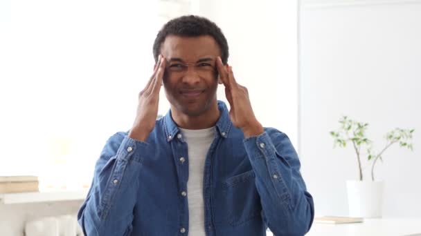 Dolor de cabeza, Hombre afroamericano estresado, Retrato — Vídeo de stock
