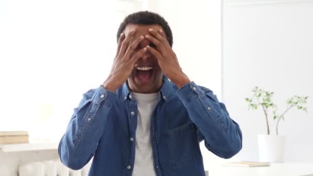 Irritado, Lutando e gritando Homem Afro-Americano, Retrato — Vídeo de Stock