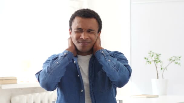 首の痛み、疲れのアフリカ系アメリカ人男性の肖像画 — ストック動画
