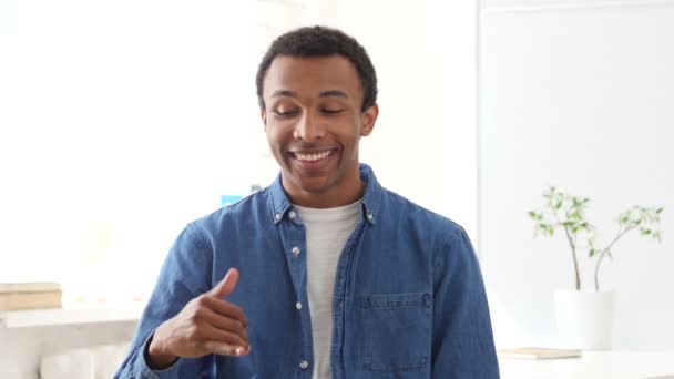 Hívjon minket, odaad gesztus az afro-amerikai férfi portré — Stock videók