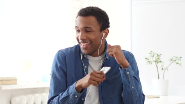 Afro-American muž poslouchá hudbu na Smartphone, tanec — Stock video