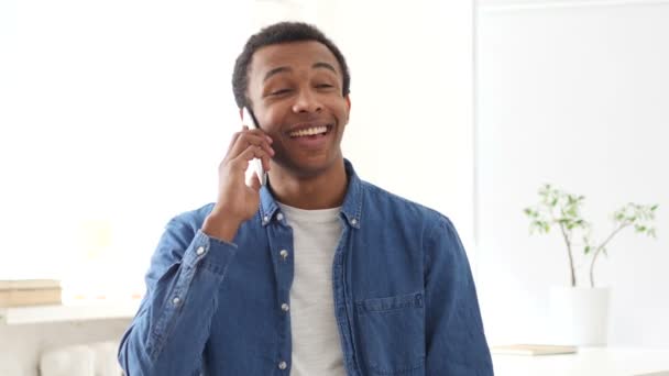 Falando por telefone, Jovem Afro-Americano Homem Retrato — Vídeo de Stock