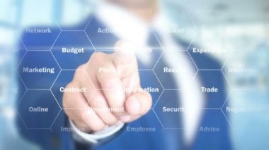 Düşük Mortgage oranları, holografik arayüzü, görsel ekran üzerinde çalışan adam