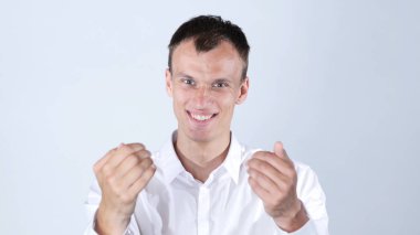 genç yakışıklı dostça mutlu adam ve silah ile gösterir gel buraya, davet