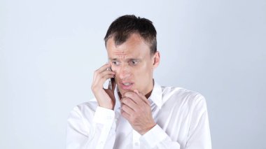 Cep telefonuyla konuşan üzgün genç adam