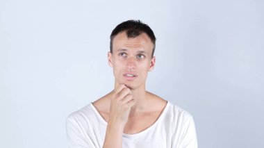 Düşünme olumlu genç adam portresi. İzole stüdyo portre