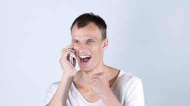 İyi haber sahip bir telefon olan gülümseyen rahat iş adamı