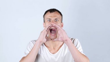 Kızgın adam bağırıyor ve çığlık