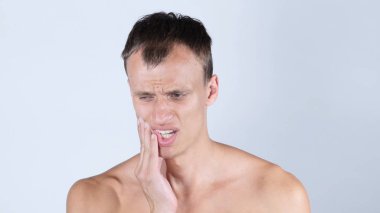 diş ağrısı olan adam