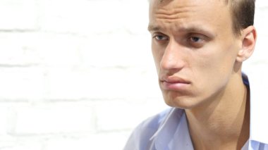 Finansal kriz için ağlayan üzgün çaresiz iş adamı