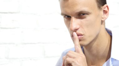 Yapma gizli bir jest susturmanın, sessizlik ve sessiz, işadamı