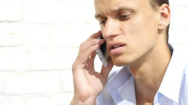 Yeni office projesinde tartışırken telefonda konuşan işadamı