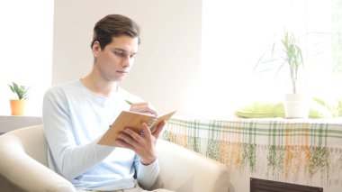 Adam sabah, yeni fikirler yaratıcı Office zarif kalemiyle not yazma