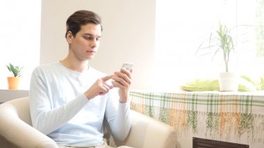 Genç kentsel işadamı profesyonel smartphone mesaj sms mesajı