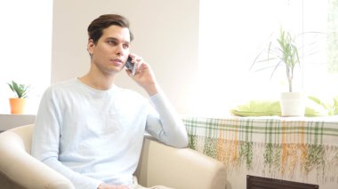 Onun cep telefonu ile kendine güvenen işadamı portresi, iş konuşmak