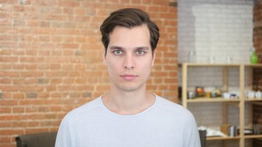 Kendinden emin bir gencin portresi.