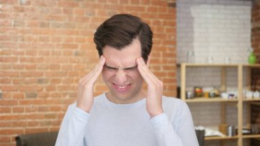 Baş ağrısı, frustraion stres sahip bir umutsuz genç