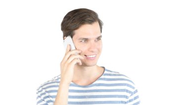 Genç gülümseyen ve akıllı telefonda konuşurken adam