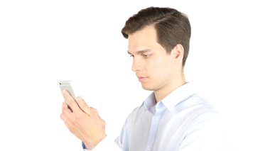 Genç işadamı cep telefonu kullanıyor.