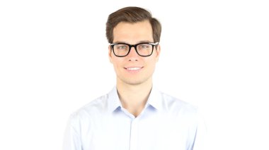 Gülümseyen genç işadamı giyen kameraya bakarak gözlük, kapatmak