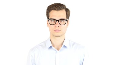 Genç işadamı giyen gözlük kameraya bakarak, kapatmak