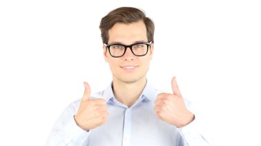 Çift başparmak yukarıya jest gösterilen gülümseyen adam