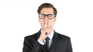 Portre portre yakışıklı, işadamı, parmak dudaktan. sessizlik için işaret