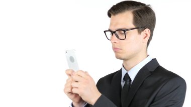 Profesyonel iş adamı ileti, sms veya e-posta onun Smartphone