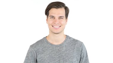 Büyük bir gülümseme ile genç yakışıklı adam portresi. Beyaz arka plan üzerinde izole.