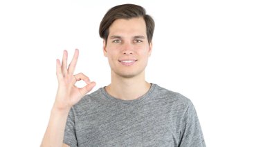 Her şey yolunda, beyaz arka plan üzerinde izole işareti Tamam, genç adam gösterir