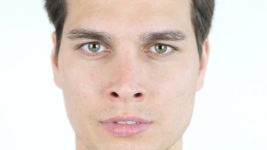Yakışıklı bir gencin yakın portresi.