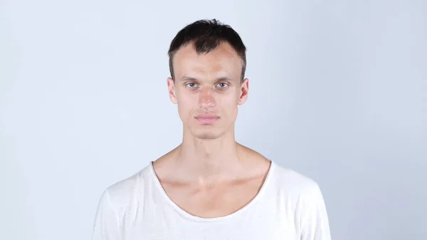 Porträtt av ung man, vit bakgrund — Stockfoto